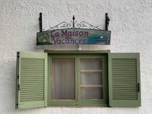 ブアブロウにあるLa maison des vacancesの窓上の看板