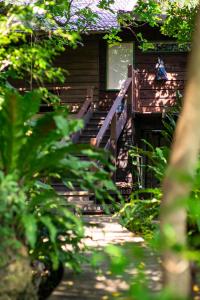 eine Treppe, die zu einer Hütte führt in der Unterkunft Villa SACHIIBARU in Nanjō