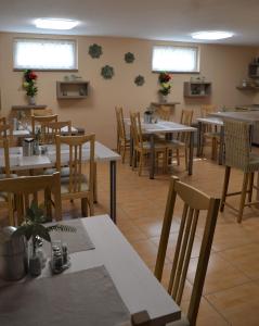 Restauracja lub miejsce do jedzenia w obiekcie Alfréd Panzió
