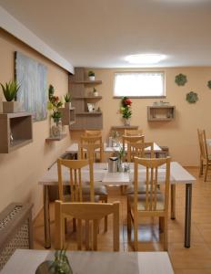 Reštaurácia alebo iné gastronomické zariadenie v ubytovaní Alfréd Panzió