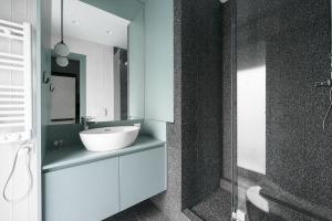 bagno con lavandino bianco e specchio di Breen, Nilie Hospitality MGMT a Salonicco