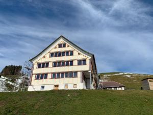 un gran edificio en la cima de una colina en NEU renoviert - Bitzi Appenzell – Mit Aussicht, en Appenzell