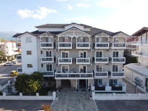 een appartementencomplex met balkons en een parkeerplaats bij Bemyguest Comfort Zefyros in Nei Poroi