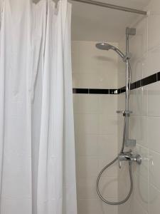 Een badkamer bij Moov'Appart Hotel Clichy