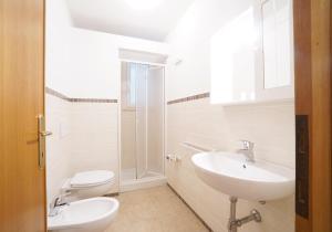 瓦达Appartamenti Manuela的配有两个马桶和一个水槽的浴室 更多52张照片