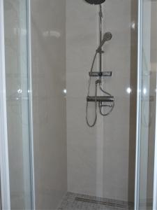 una ducha con cabezal de ducha en un baño en Apartman Pajo, en Primošten 16 fotos más