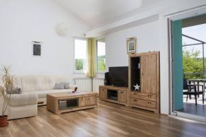 TV a/nebo společenská místnost v ubytování Holiday house Villa Bleu