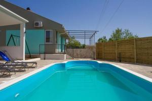Bazén v ubytování Holiday house Villa Bleu nebo v jeho okolí