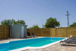 Bazén v ubytování Holiday house Villa Bleu nebo v jeho okolí