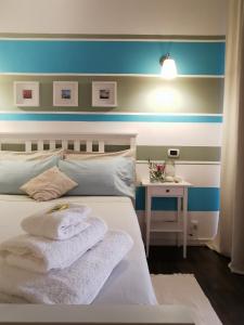 アーチ・トレッツァにあるCasa Mirtillaのベッドルーム1室(青と白のストライプのベッド1台付)