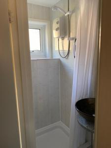 bagno con doccia e lavandino nero di Quiet, spacious double bedroom! a Peterborough