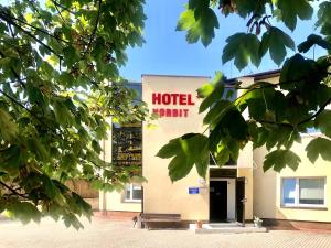 oznaczenie hotelu na boku budynku w obiekcie Pokoje Hotelowe Norbit w mieście Grodzisk Mazowiecki