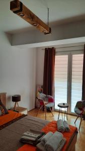 ein Wohnzimmer mit einem Bett und Stühlen in der Unterkunft Cozy & Quiet Apartment Ohrid in Ohrid
