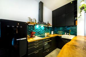 Kuchyňa alebo kuchynka v ubytovaní PRZEPIĘKNY APARTAMENT w sercu Starego Miasta