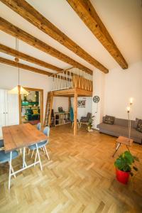 Posedenie v ubytovaní PRZEPIĘKNY APARTAMENT w sercu Starego Miasta