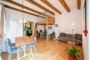 Posedenie v ubytovaní PRZEPIĘKNY APARTAMENT w sercu Starego Miasta