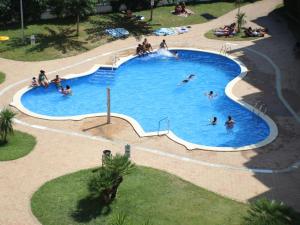 a group of people in a large swimming pool at R. MARINE II (231) in Roses