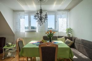 Ferienwohnung Schürer في ميكنبورن: غرفة طعام مع طاولة وأريكة