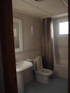 Koupelna v ubytování Amplio apartamento en primera línea de playa + 18 fotografií