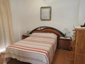 Un pat sau paturi într-o cameră la Ático en Rincón de la Victoria en la Costa del Sol