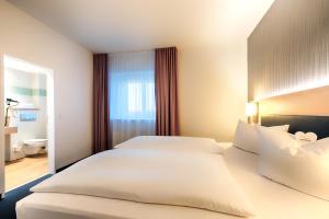 Postel nebo postele na pokoji v ubytování Hotel Sachsen-Anhalt