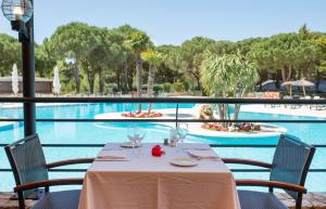 Бассейн в La Costa Hotel Golf & Beach Resort или поблизости