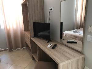 TV a/nebo společenská místnost v ubytování Deni's Hotel