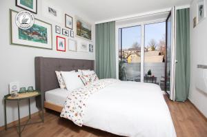Un pat sau paturi într-o cameră la N&J GuestHouse Swan Bled