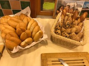 duas cestas de pão em cima de uma mesa em Landhotel Reitingblick em Gai