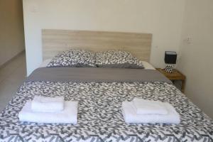 - un lit avec 2 oreillers et 2 serviettes dans l'établissement Dream - a studio flat with balcony at 300m from the beach, à Nice