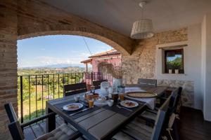 Borgo Case Lucidi relax في Torano Nuovo: غرفة طعام مع طاولة خشبية وشرفة