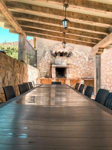 una mesa larga en una habitación con una pared de piedra en De Sol A Sol, en Hornillos del Camino