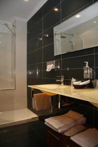 a bathroom with a sink and a shower at Posada Los Gallos in Escalante