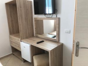 TV a/nebo společenská místnost v ubytování Deni's Hotel