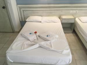 Una cama o camas en una habitación de Katerina Apartments and Studios