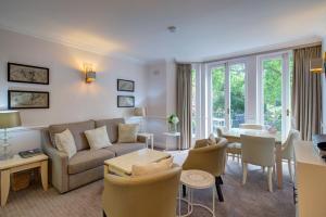 un soggiorno con divano e tavolo di Collingham Serviced Apartments a Londra