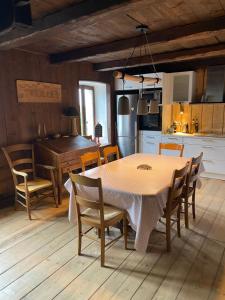 een keuken en eetkamer met een tafel en stoelen bij Chalet Le Triollet in Saint-Gervais-les-Bains