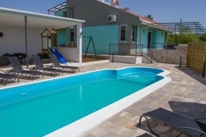 Bazén v ubytování Holiday house Villa Bleu nebo v jeho okolí