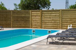 Bazén v ubytování Holiday house Villa Bleu nebo v jeho okolí
