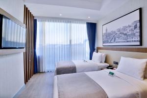 Postel nebo postele na pokoji v ubytování Ramada by Wyndham Istanbul Old City