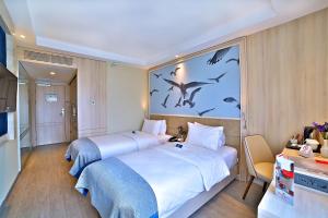 Postel nebo postele na pokoji v ubytování Ramada by Wyndham Istanbul Old City