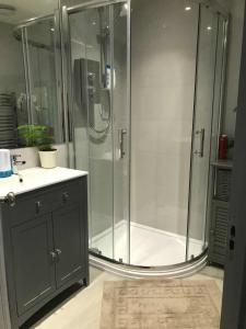 a bathroom with a shower with a sink and a shower at Golden Cross Guesthouse in Oxford +33 photos