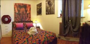 a bedroom with a bed and a painting on the wall at Lovely double bedroom in Rotherhithe in London