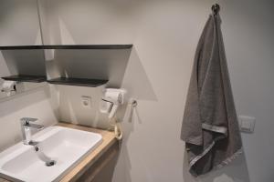 ein Bad mit einem Waschbecken und einem Handtuch in der Unterkunft Villa Charles in Francorchamps + 25 Fotos