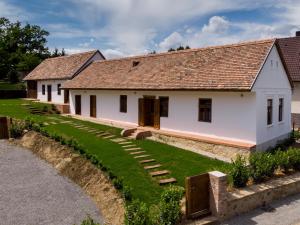 una casa con un patio delante de ella en Almalomb Apartman en Hosszúhétény-Szőlőhegy