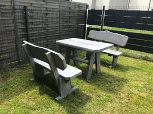 Vonkajšia záhrada v ubytovaní 1 Tyskie Apartamenty z ogródkiem