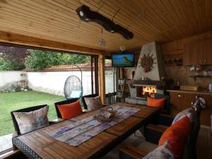 una sala da pranzo con tavolo e sedie in legno di Ice Jewel Chalet, Bansko, 200 meters from the Gondola, 20 улица „Свети Иван Рилски“ a Bansko