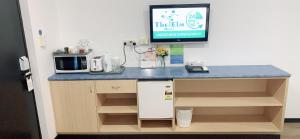a desk with a microwave and a computer on it at Elm Motel in Bendigo