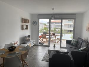 Ruang duduk di Appartement neuf moderne avec piscine