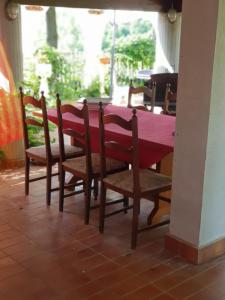 a table and chairs with a pink table and a table at Il Giardino di Mai Exclusive B&b in Montabone